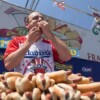 Hombre en Estados Unidos devora 66 hots dogs en apenas 10 minutos