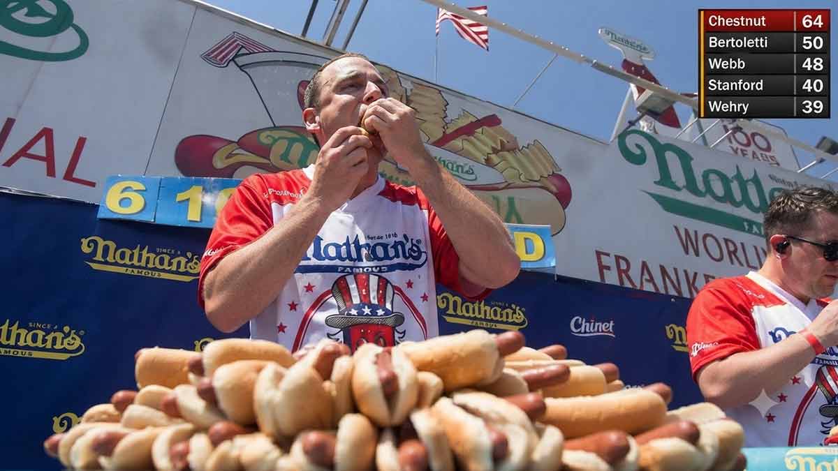 Hombre en Estados Unidos devora 66 hots dogs en apenas 10 minutos