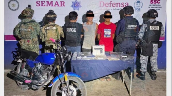 Tres detenidos y una motocicleta robada recuperada en la Supermanzana 242 de Cancún