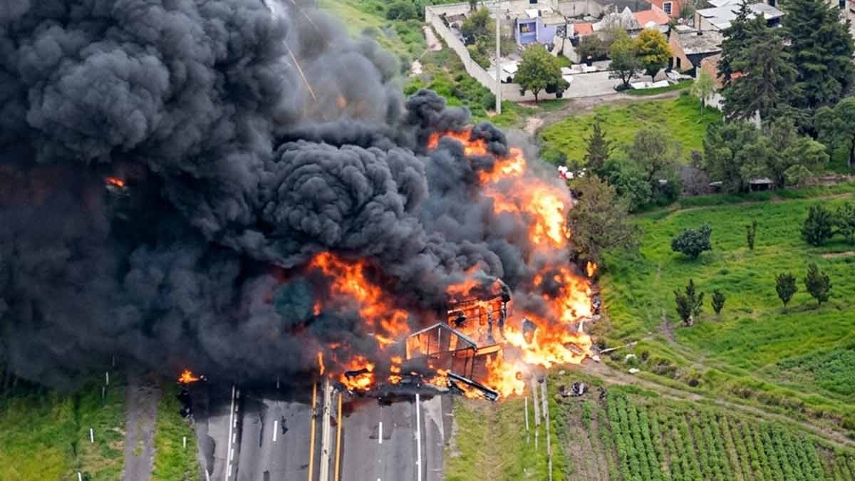 Explosión de pipa obliga al cierre total de la carretera México-Veracruz