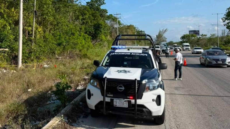 Localizan dos cuerpos presuntamente baleados a un costado de la carretera Cancún-Puerto Morelos