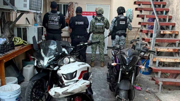 Aseguran motocicletas y autopartes durante cateo en taller clandestino de Playa del Carmen