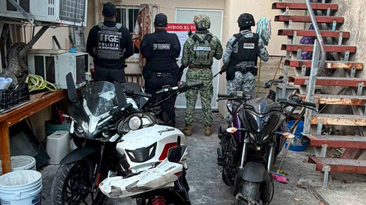 Aseguran motocicletas y autopartes durante cateo en taller clandestino de Playa del Carmen