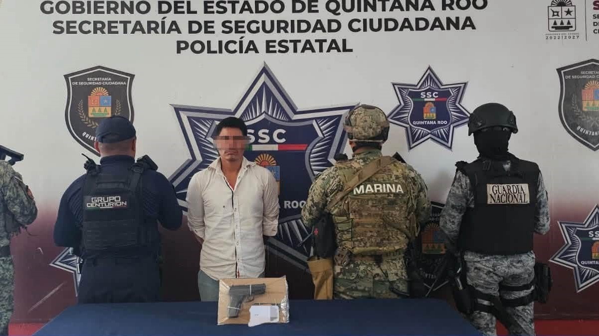 Arrestan a hombre con una réplica de arma tras presuntas amenazas en Azul Bonampak