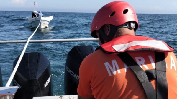 Rescatan a tres tripulantes tras quedar a la deriva frente a Chicxulub Puerto
