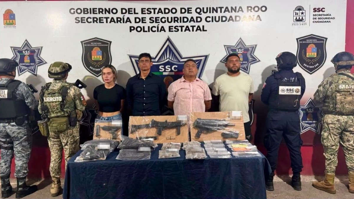 Capturan a cuatro personas con presuntas drogas y armas en la Zona Hotelera de Cancún.