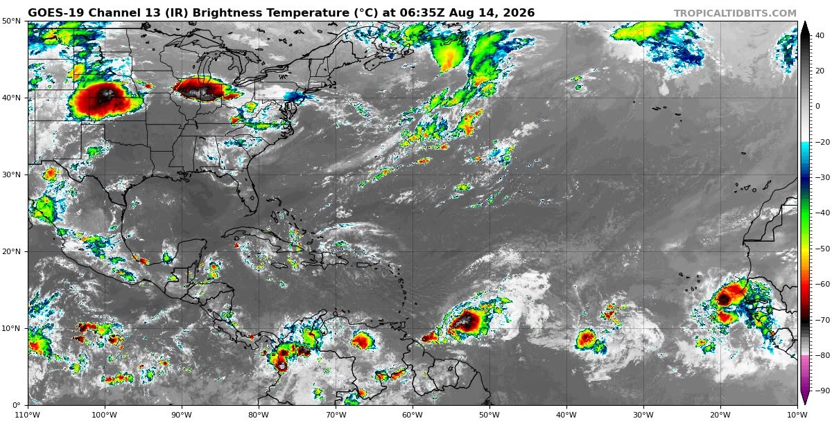 Por la tarde ambiente caluroso; cielo medio nublado a nublado con lluvias puntuales fuertes y descargas eléctricas en Yucatán (sur y centro), Campeche (suroeste) y Quintana Roo (centro y sur).