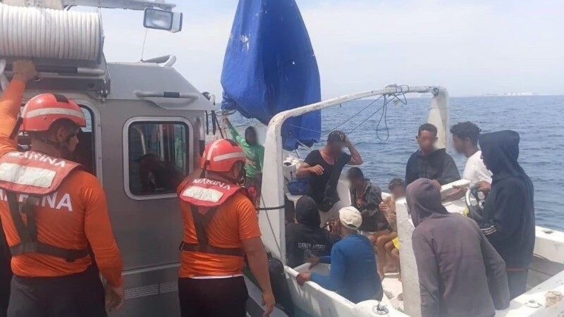 Rescatan a 16 cubanos en una embarcación cerca del puerto de Progreso