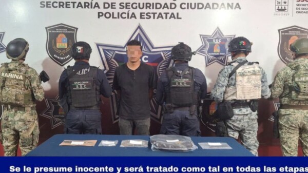 Capturan a hombre con presuntas drogas y un cuchillo en Cancún