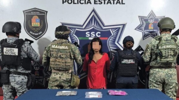 Detienen a mujer con 47 bolsitas con presuntas drogas en Cancún