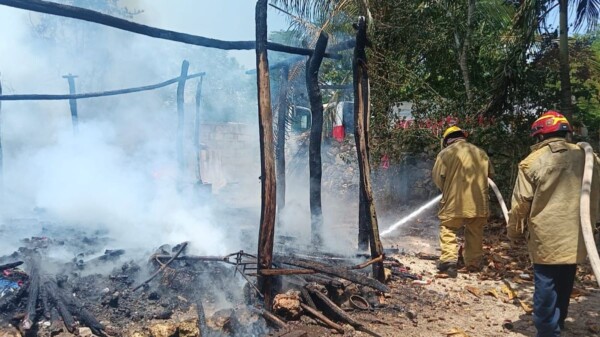 Consume el fuego la habitación de una vivienda en la colonia Comichén, en Tizimín