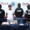 Detienen a hombre con presuntas drogas y objeto similar a un arma en Cancún