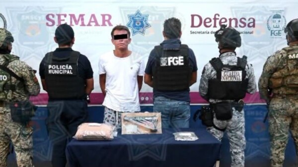Detienen a hombre con presuntas drogas y objeto similar a un arma en Cancún