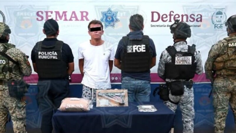 Detienen a hombre con presuntas drogas y objeto similar a un arma en Cancún
