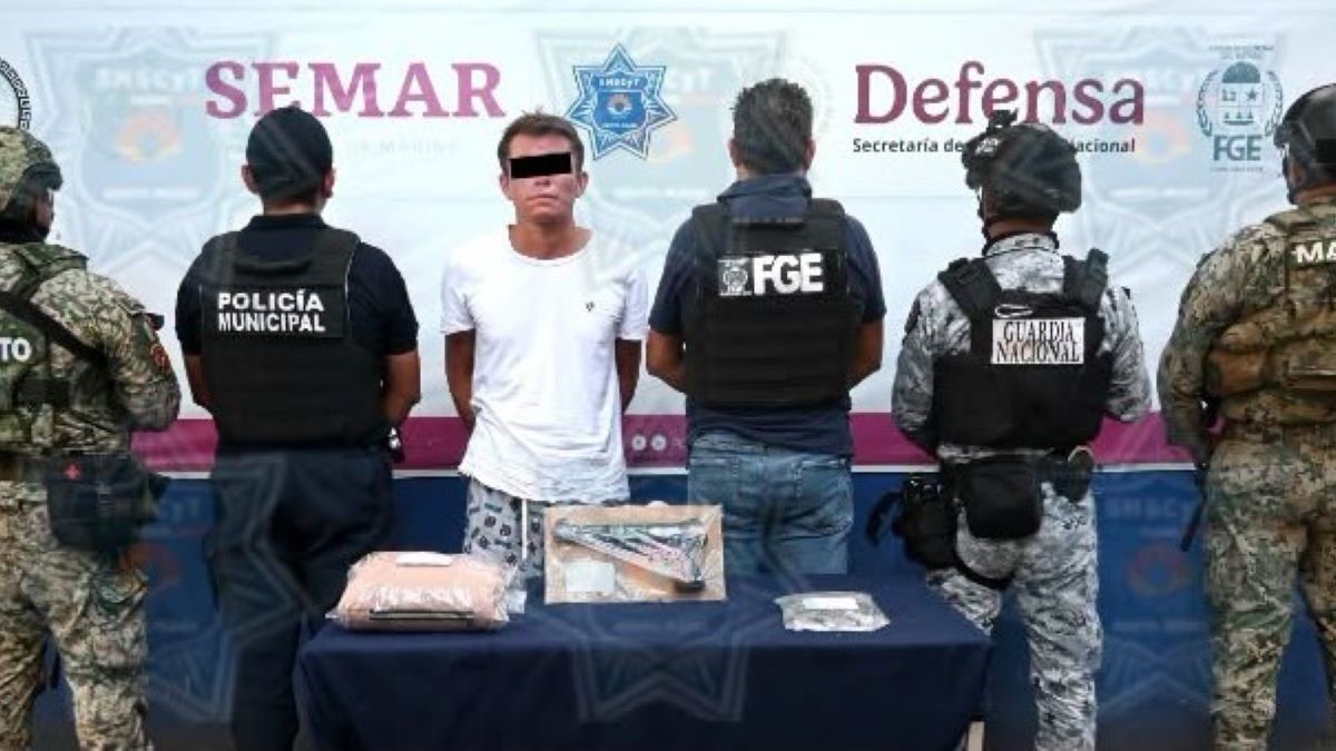 Detienen a hombre con presuntas drogas y objeto similar a un arma en Cancún