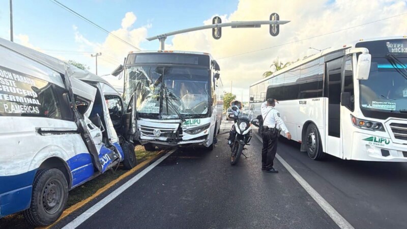 Choque entre van y autobús deja una persona lesionada en la avenida Tulum de Cancún