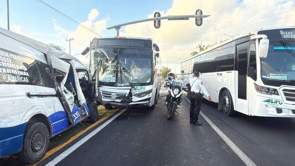 Choque entre van y autobús deja una persona lesionada en la avenida Tulum de Cancún