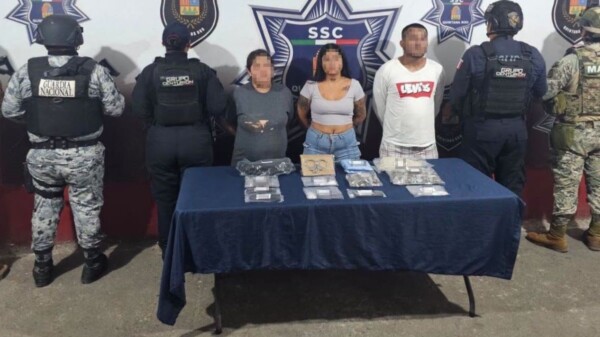 Atrapan a trío de presuntos narcomenudistas en Cancún; les decomisan esposas de la Guardia Nacional