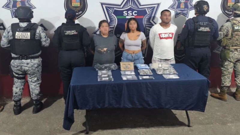 Atrapan a trío de presuntos narcomenudistas en Cancún; les decomisan esposas de la Guardia Nacional