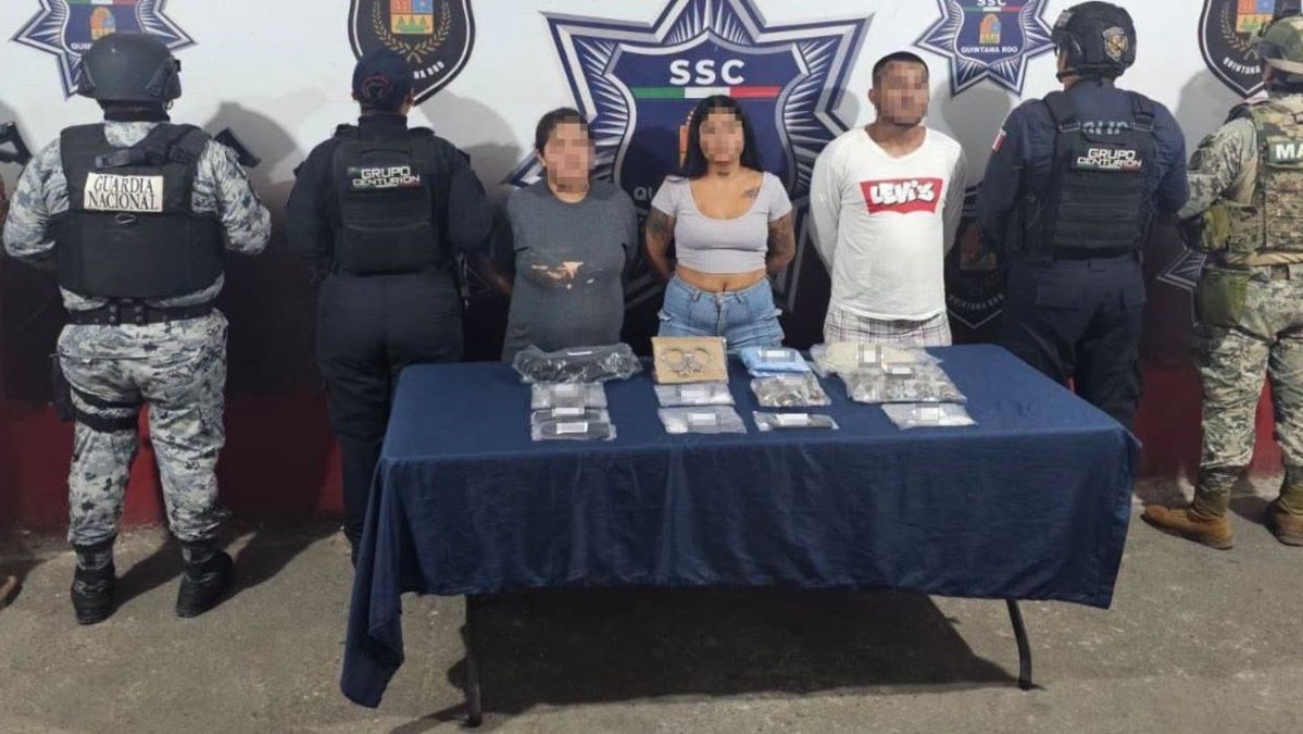 Atrapan a trío de presuntos narcomenudistas en Cancún; les decomisan esposas de la Guardia Nacional