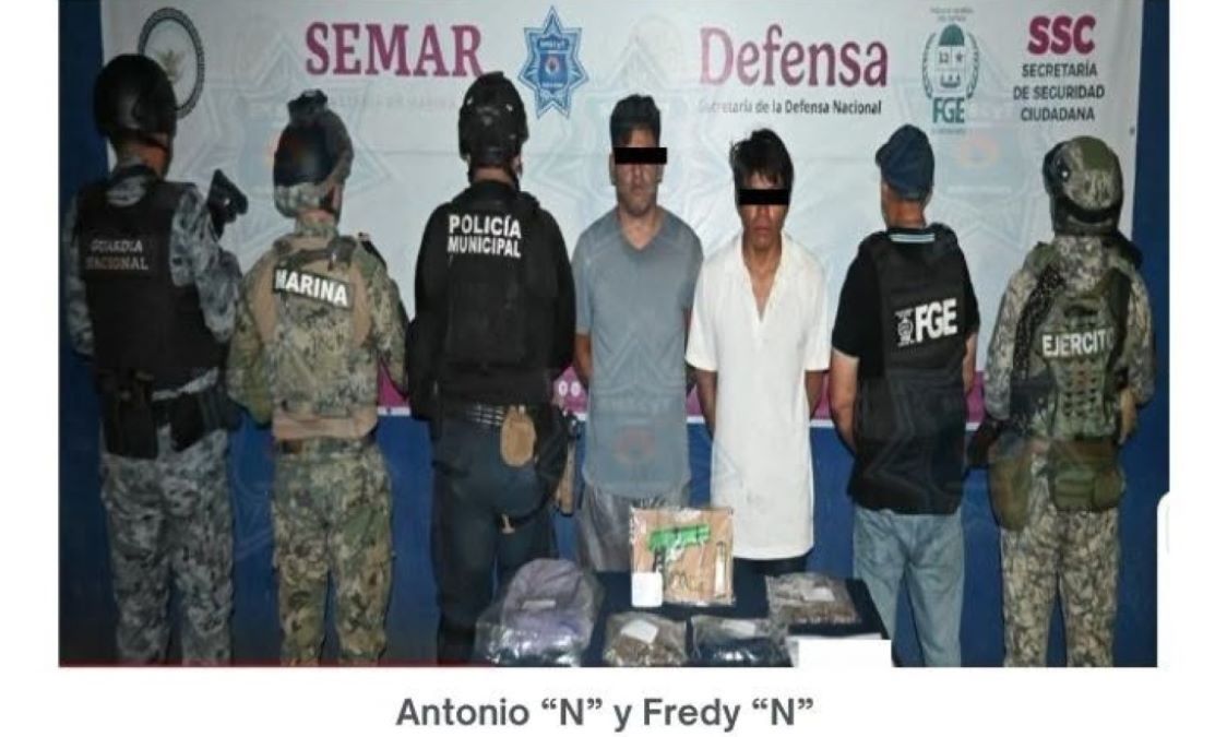 Dos hombres son detenidos con presunta marihuana y un arma en el fraccionamiento Paseo Kusamil