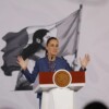 Rechaza Sheinbaum pretensión de ICE de usar guantes eléctricos