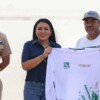 Entrega Blanca Merari equipo de limpieza de playas con herramientas y uniformes