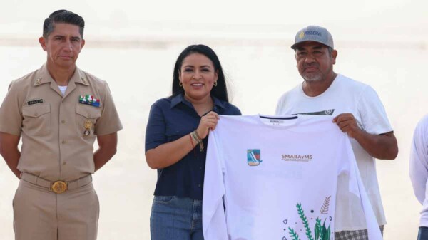 Entrega Blanca Merari equipo de limpieza de playas con herramientas y uniformes