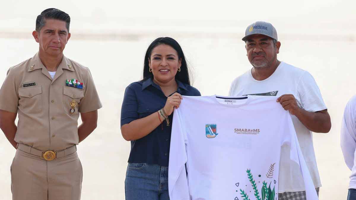 Entrega Blanca Merari equipo de limpieza de playas con herramientas y uniformes