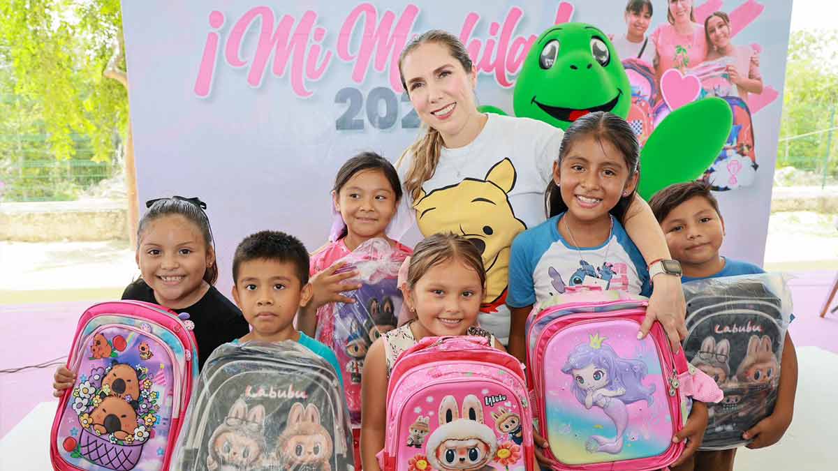 Atenea Gómez Ricalde inicia entrega de más de 4 mil mochilas a estudiantes isleños