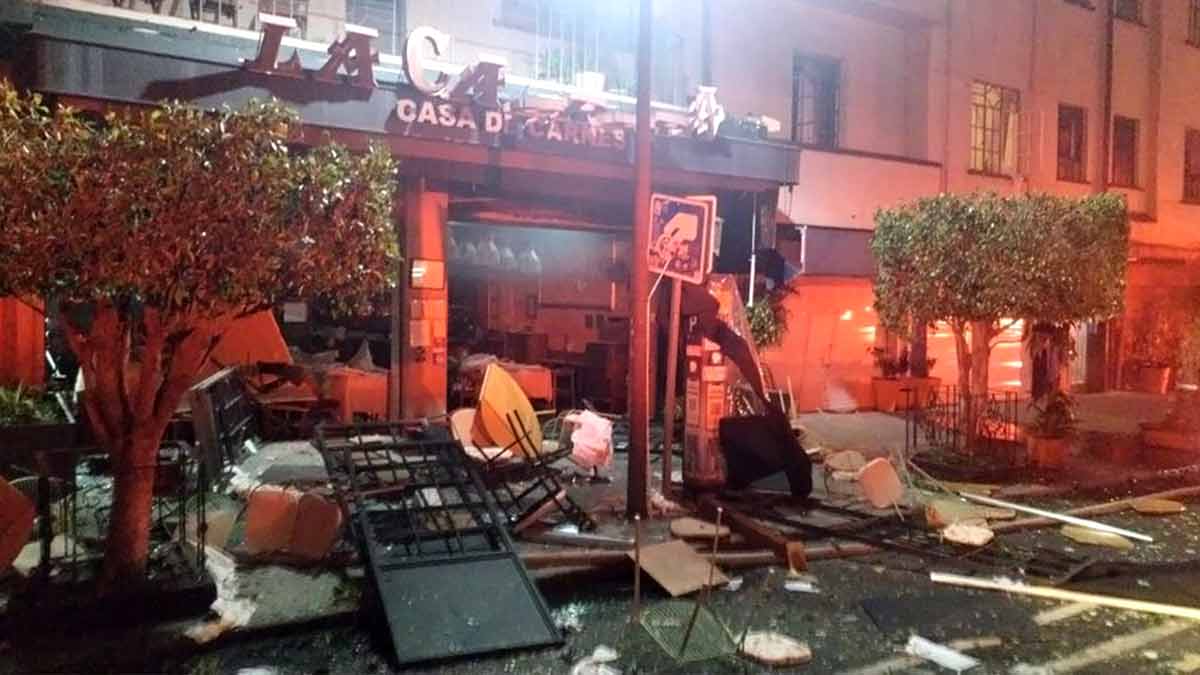 Explosión en restaurante de la CDMX deja al menos 10 bomberos lesionados