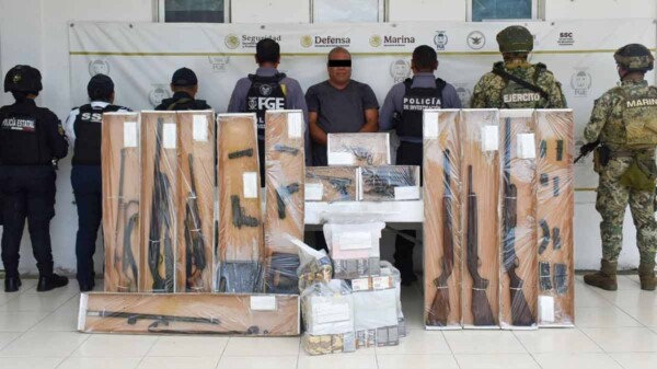 Cateos simultáneos en municipios de Quintana Roo derivan en aseguramiento de armas y drogas