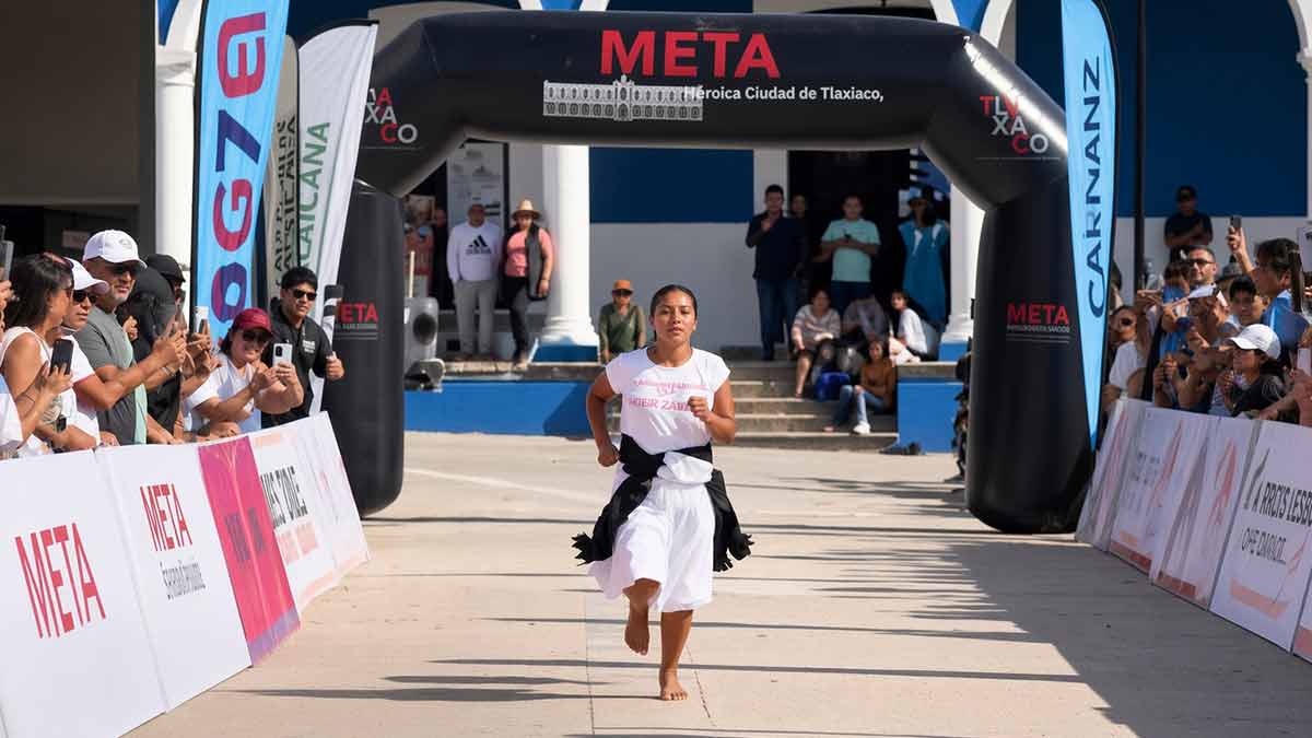 Corredora oaxaqueña conquista carrera de 14 kilómetros de montaña en vestimenta tradicional
