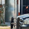 Detienen a dos personas y resguardan a mujer y dos niños durante cateo en Cancún