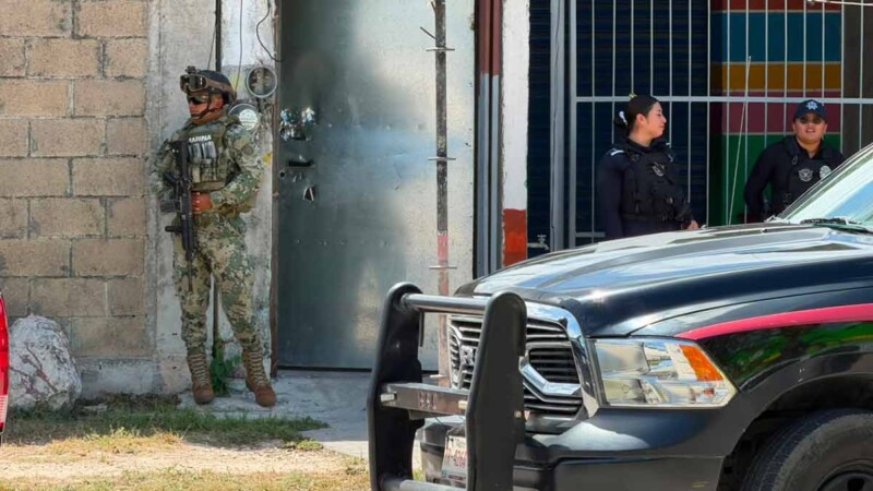 Detienen a tres personas y resguardan a dos niños durante cateo en Cancún