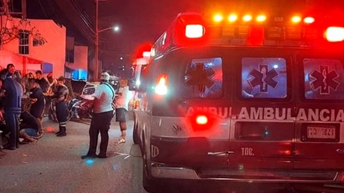 Conductor de camioneta embiste y lesiona a dos motociclistas en Cancún