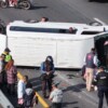 Volcadura de combi  en la México-Pachuca deja 16 pasajeros lesionados.