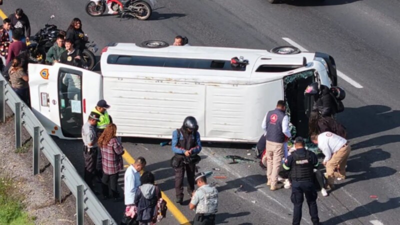 Volcadura de combi  en la México-Pachuca deja 16 pasajeros lesionados.