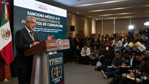 Sancionan a 17 servidores públicos por corrupción