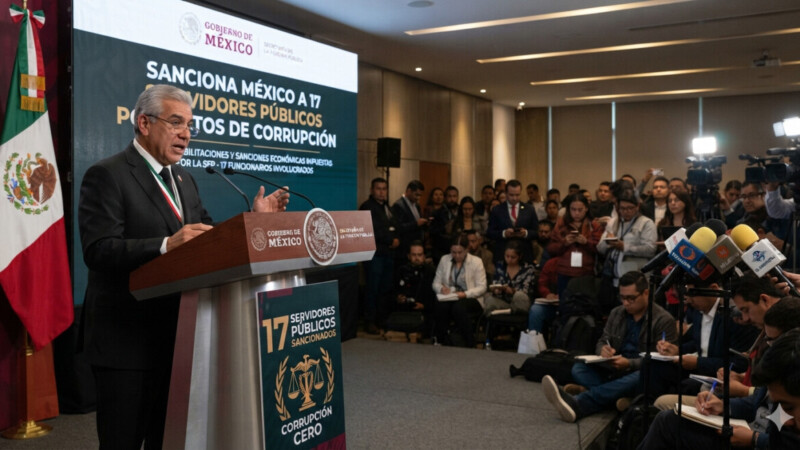 Sancionan a 17 servidores públicos por corrupción