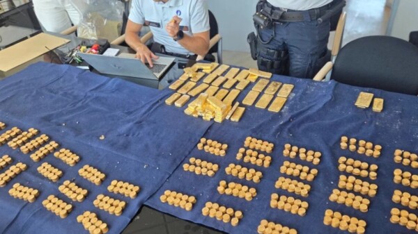 Albañiles encuentran tesoro en oro entre paredes de una casa