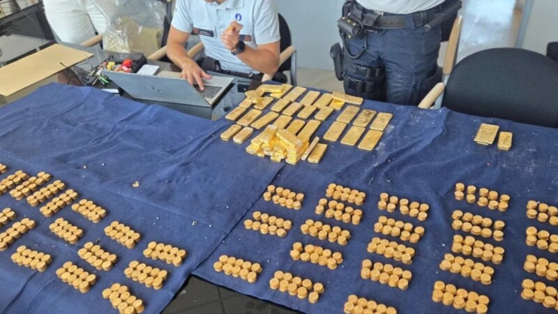 Albañiles encuentran tesoro en oro entre paredes de una casa
