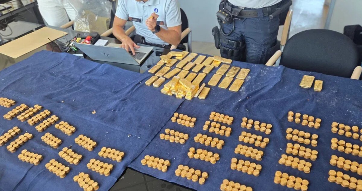 Albañiles encuentran tesoro en oro entre paredes de una casa