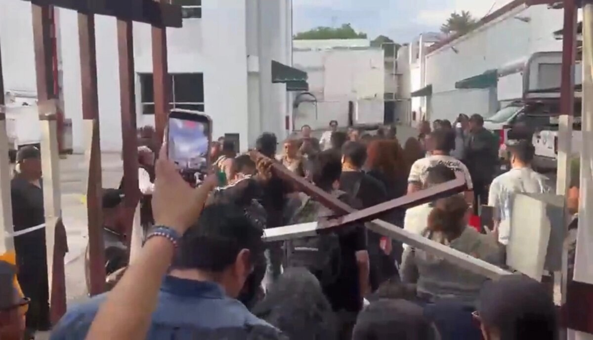 Ingreso de los trabajadores a las instalaciones de Canal Once, luego de romper las cadenas en la puerta.