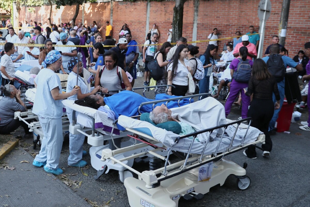 Los pacientes son evacuados de un hospital tras el terremoto que azotó varias poblaciones de Colombia; se han contabilizado al menos 79 fallecidos.