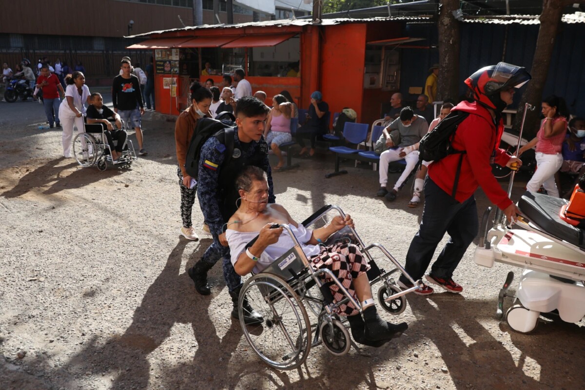 Desalojan a pacientes de un hospital en Cali, Colombia.