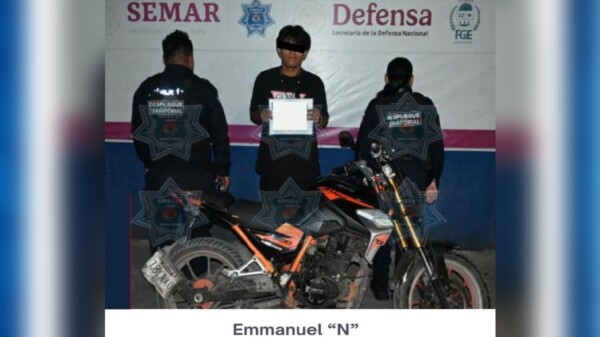 En la Supermanzana 256 de Cancún detienen a joven a bordo de una moto con reporte de robo.