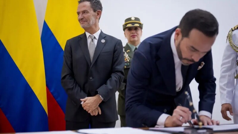 En plena tragedia, De la Espriella se “arrodilla” frente a Israel