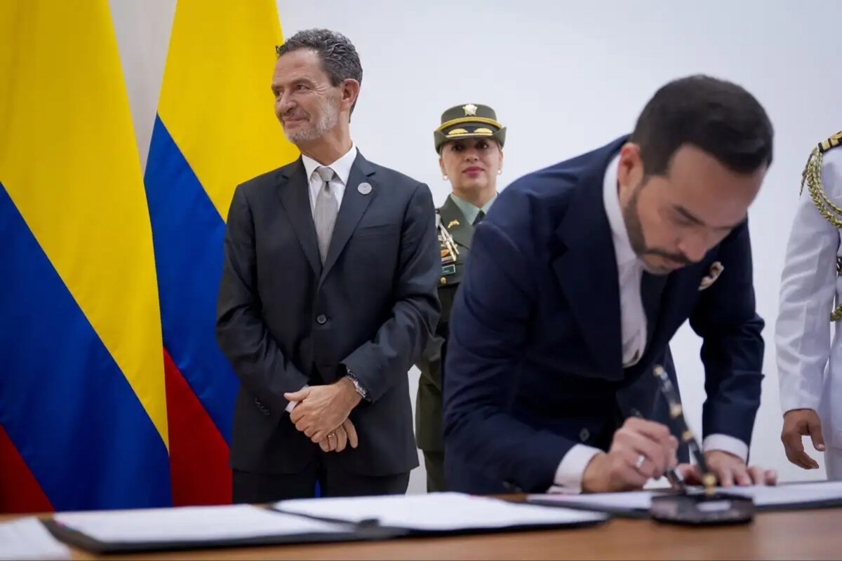 En plena tragedia, De la Espriella se “arrodilla” frente a Israel