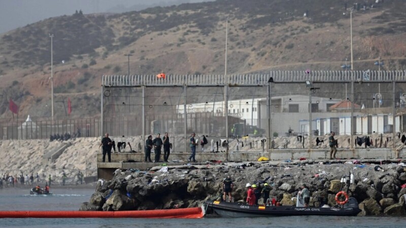 España instala barrera flotante en frontera con Marruecos
